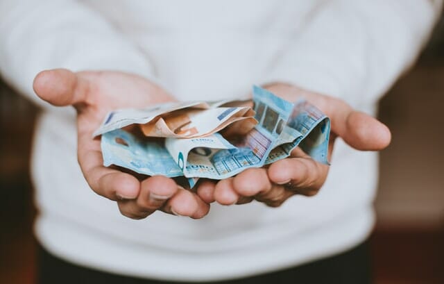 persona con dinero en las manos después de planificar correctamente sus finanzas