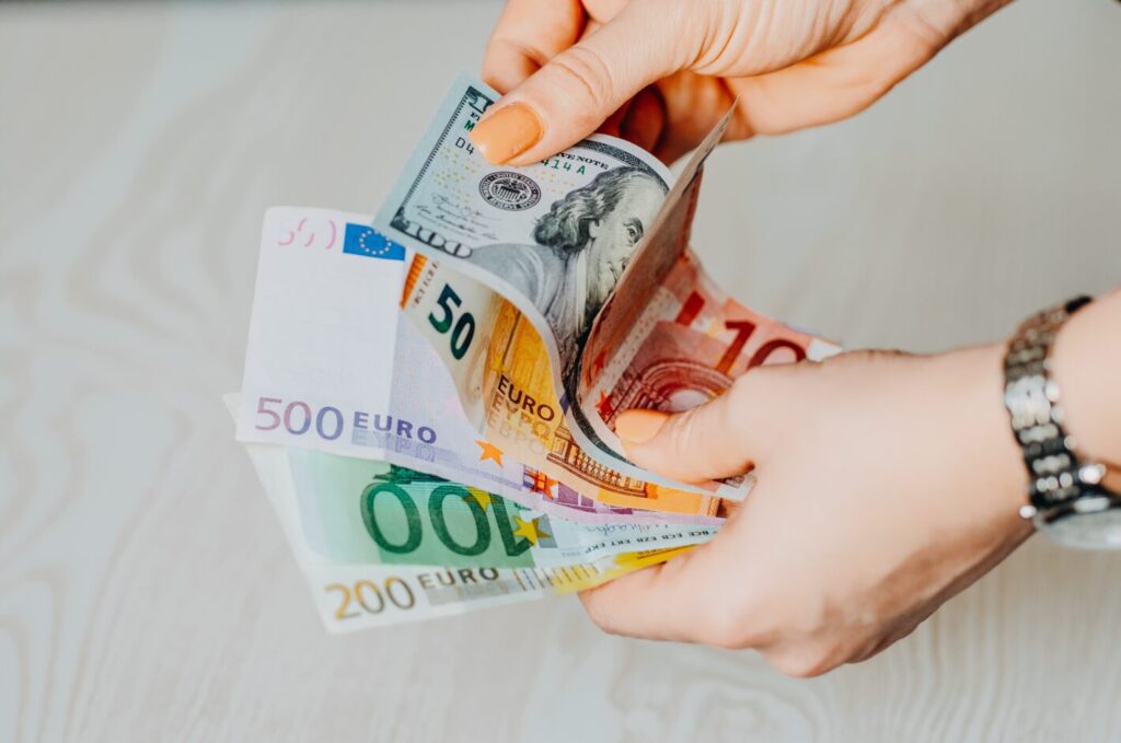 hombre contando billetes para administrar su economía